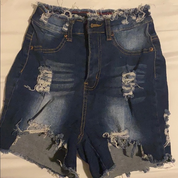 High-waisted Distressed Shorts - Picture 3 of 4